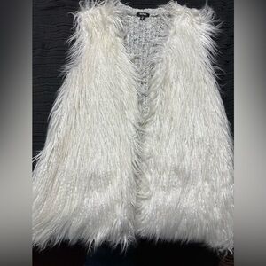 White Faux Fur Vest size XL.       <<<47>>>>